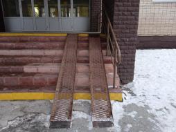 Вход в школу оборудован пандусом и поручнями