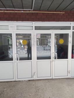 На остекленных входных дверях имеются предупредительные знаки для слабовидящих